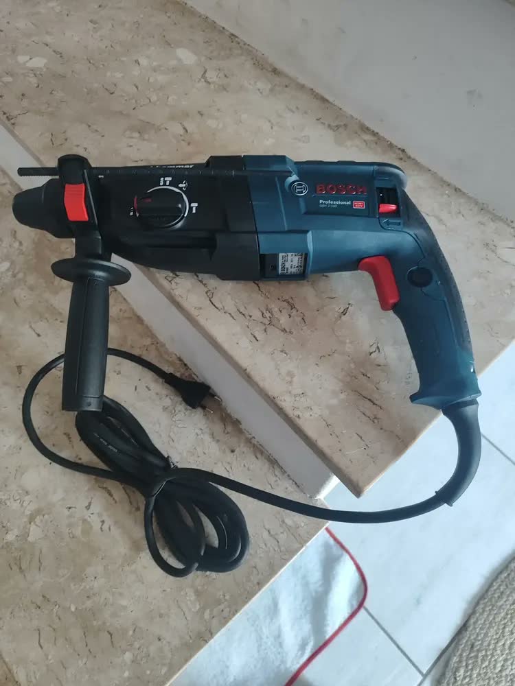 foto de Martelete eletropneumático Bosch Professional GBH 2-24 azul com 820W de potência