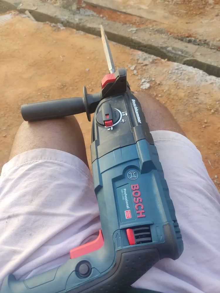 foto de Martelete eletropneumático Bosch Professional GBH 2-24 azul com 820W de potência
