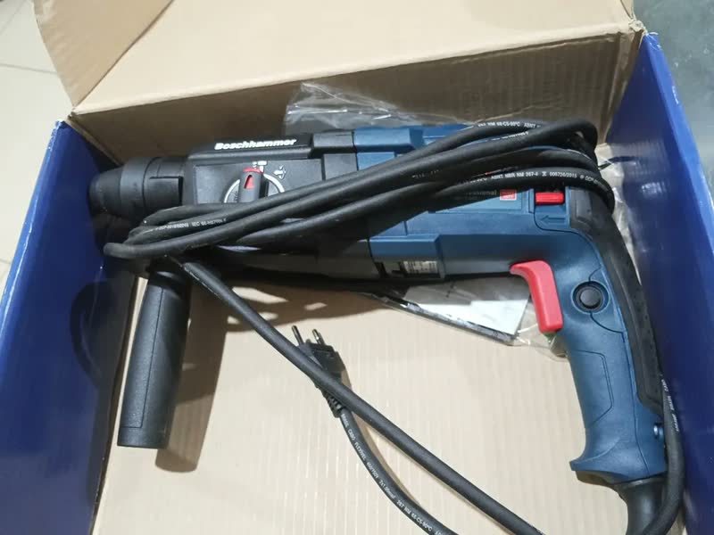 foto de Martelete eletropneumático Bosch Professional GBH 2-24 azul com 820W de potência