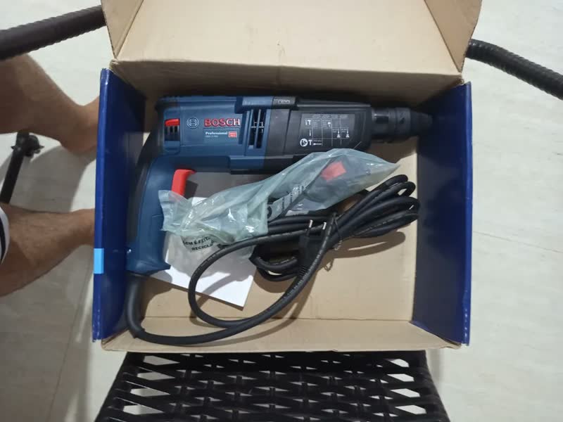 foto de Martelete eletropneumático Bosch Professional GBH 2-24 azul com 820W de potência
