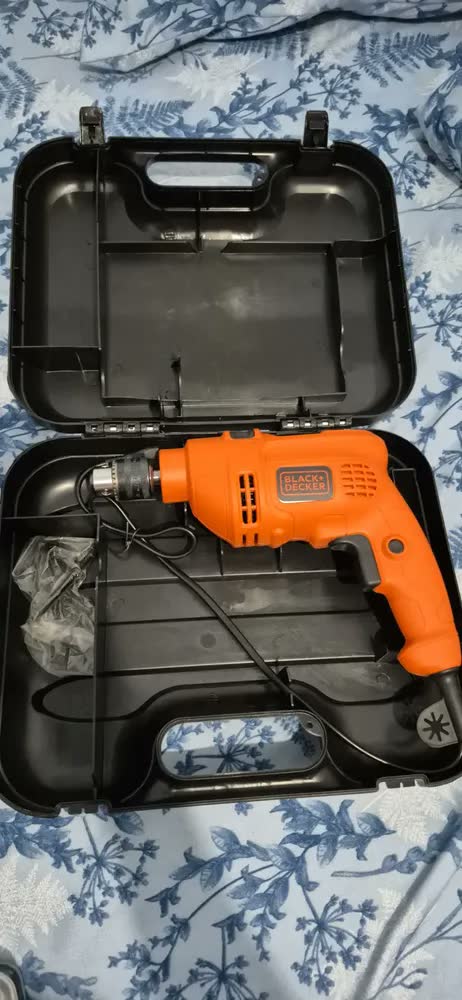 foto de Furadeira Impacto 10mm Black+Decker TM500KB9 500W + accesorios com maleta de transporte 60Hz