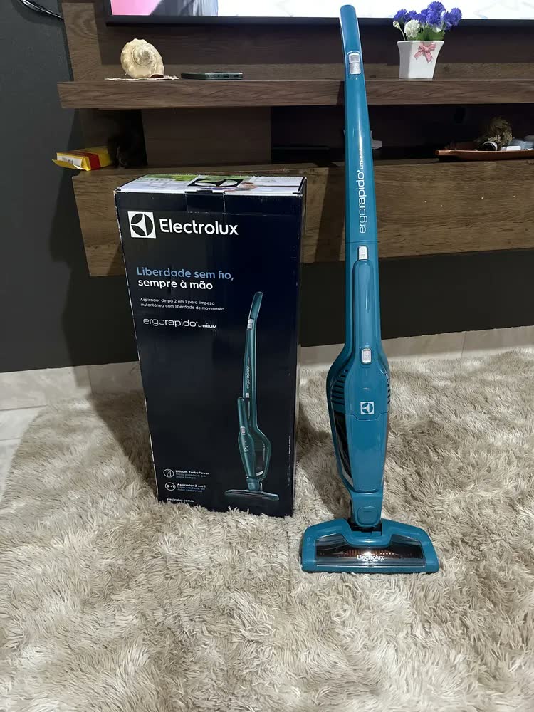 foto de Aspirador de Pó Vertical Sem Fio Electrolux Ergorapido 2 em 1 até 20 min Verde ERG22 - Bivolt
