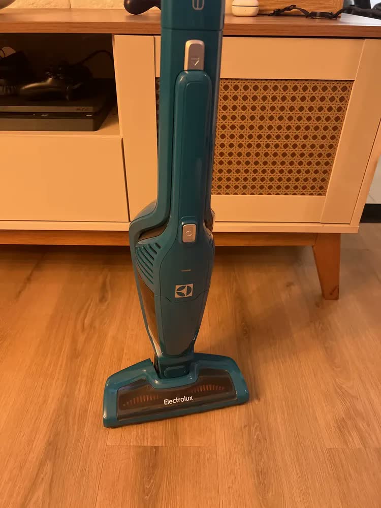 foto de Aspirador de Pó Vertical Sem Fio Electrolux Ergorapido 2 em 1 até 20 min Verde ERG22 - Bivolt