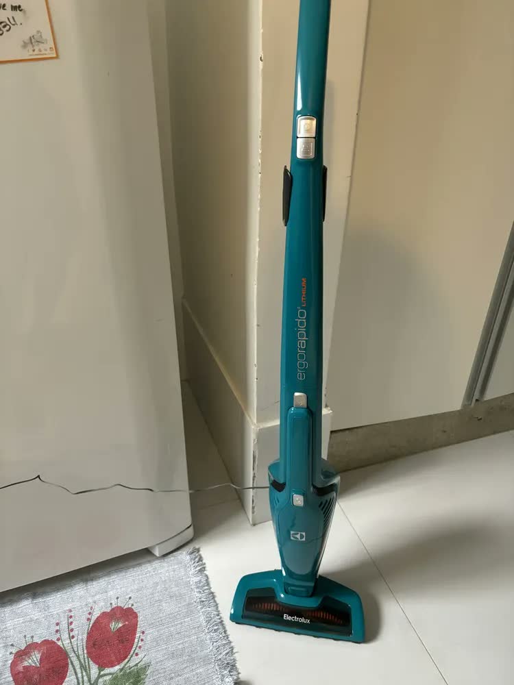 foto de Aspirador de Pó Vertical Sem Fio Electrolux Ergorapido 2 em 1 até 20 min Verde ERG22 - Bivolt