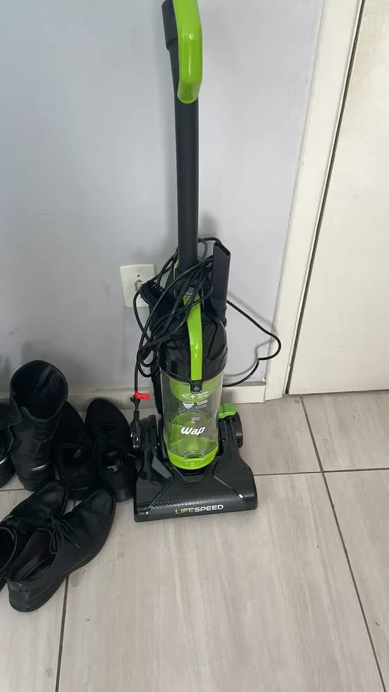 foto de Aspirador de Pó Vertical 2 em 1 WAP Life Speed 2000W de Potência e Filtro HEPA