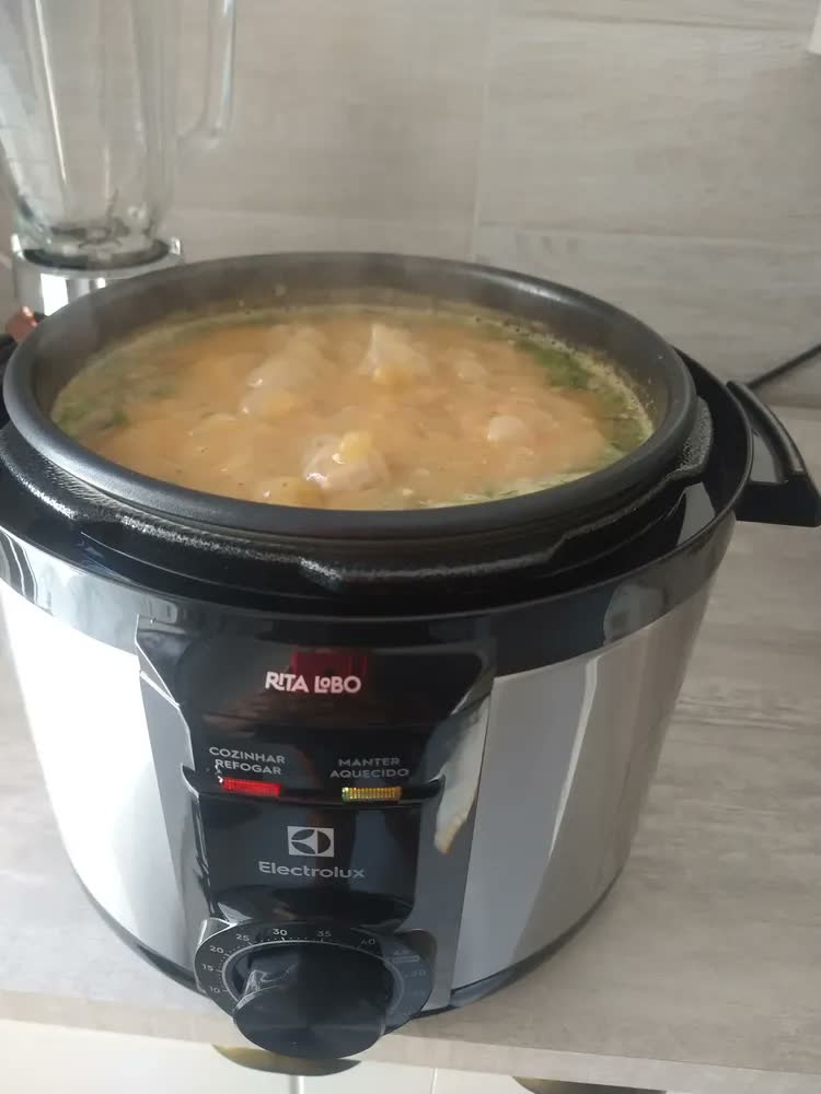 foto de Panela Elétrica De Pressão Pce20 Inox 5 Litros Electrolux Frequência 60 Hz Cor Inox e Preto