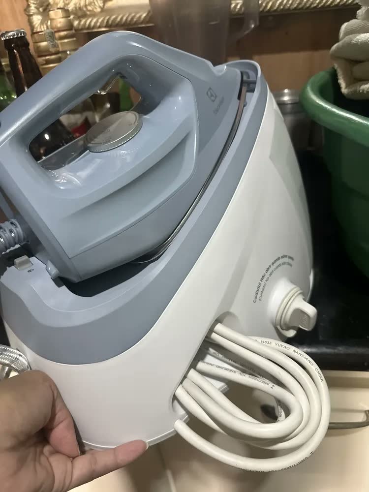 foto de Ferro de passar roupa Electrolux com estação a vapor continuo pressurizado semi profissional 2 em 1 antiaderente base ceramica 264 furos tanque destacavel 1,2L 1750W Azul Refine 700 E7SS1-4DBL