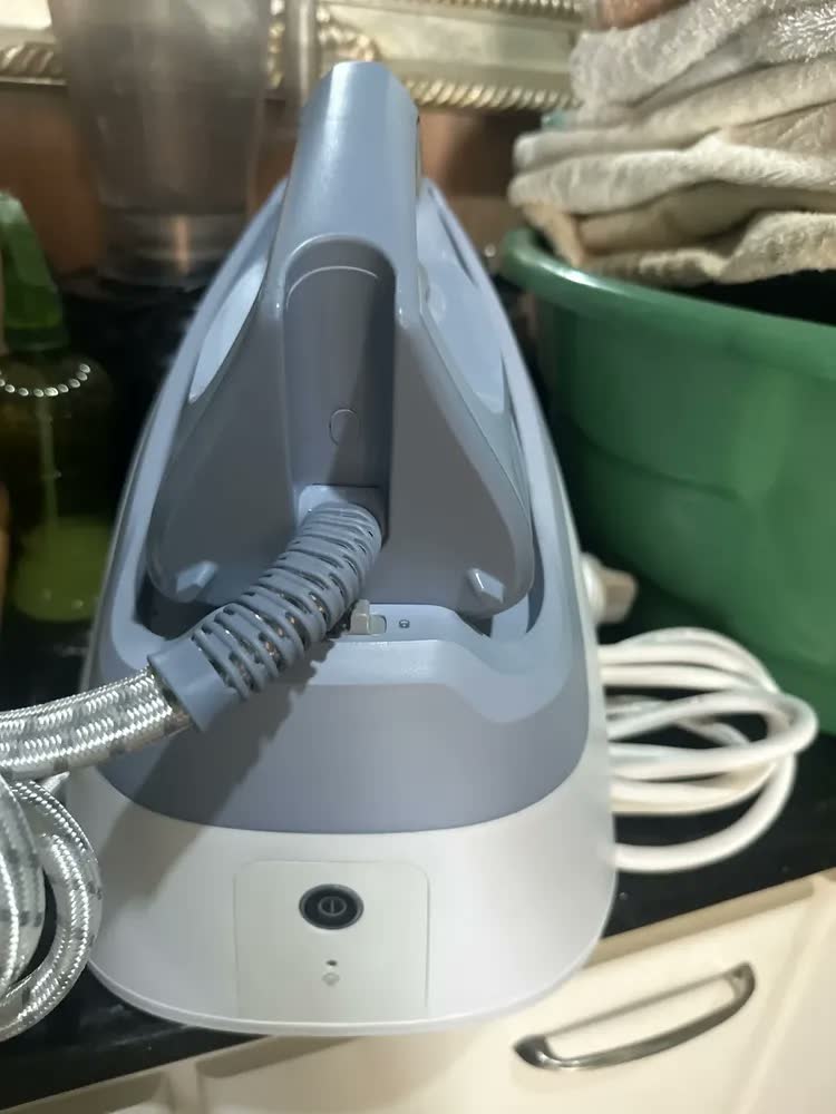 foto de Ferro de passar roupa Electrolux com estação a vapor continuo pressurizado semi profissional 2 em 1 antiaderente base ceramica 264 furos tanque destacavel 1,2L 1750W Azul Refine 700 E7SS1-4DBL