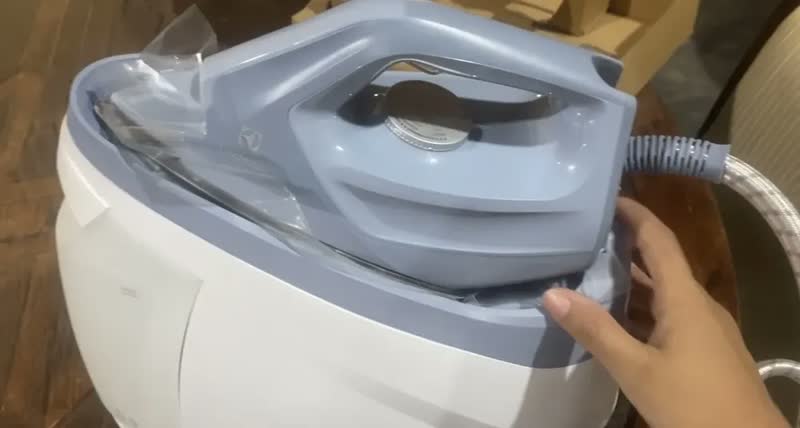 foto de Ferro de passar roupa Electrolux com estação a vapor continuo pressurizado semi profissional 2 em 1 antiaderente base ceramica 264 furos tanque destacavel 1,2L 1750W Azul Refine 700 E7SS1-4DBL