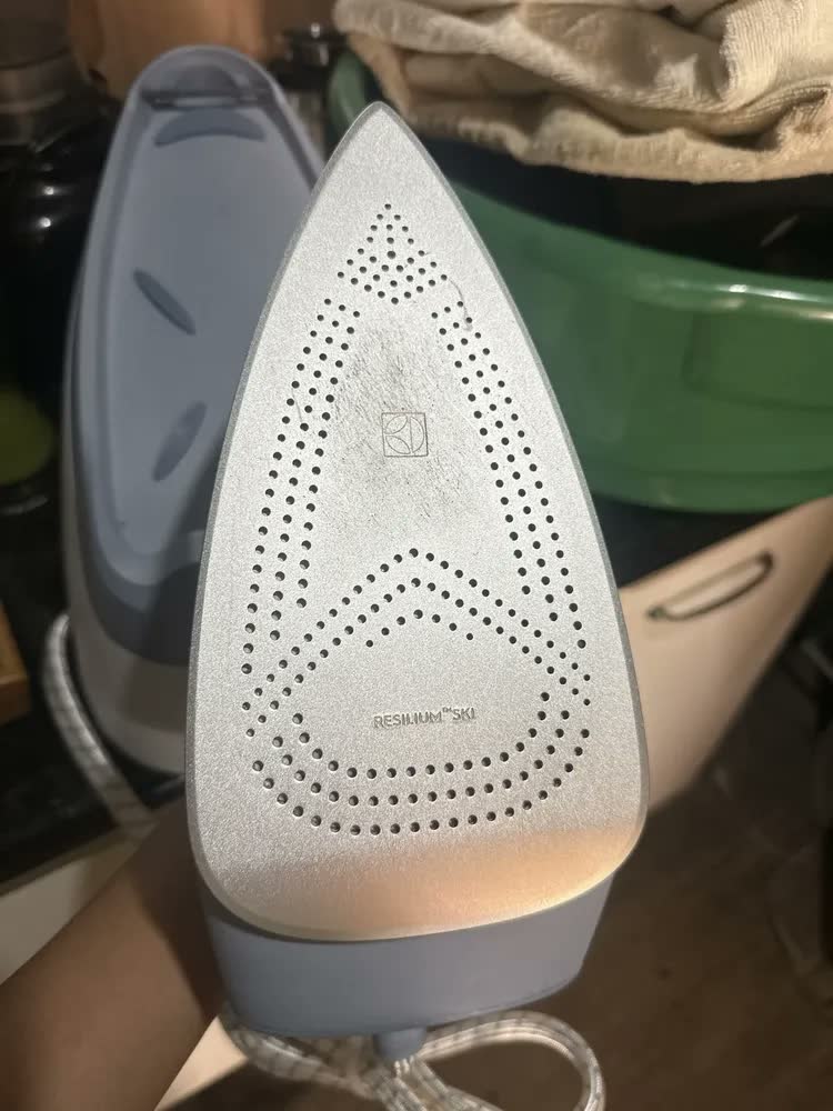 foto de Ferro de passar roupa Electrolux com estação a vapor continuo pressurizado semi profissional 2 em 1 antiaderente base ceramica 264 furos tanque destacavel 1,2L 1750W Azul Refine 700 E7SS1-4DBL