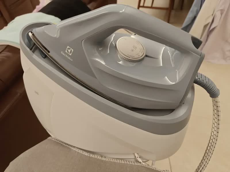foto de Ferro de passar roupa Electrolux com estação a vapor continuo pressurizado semi profissional 2 em 1 antiaderente base ceramica 264 furos tanque destacavel 1,2L 1750W Azul Refine 700 E7SS1-4DBL