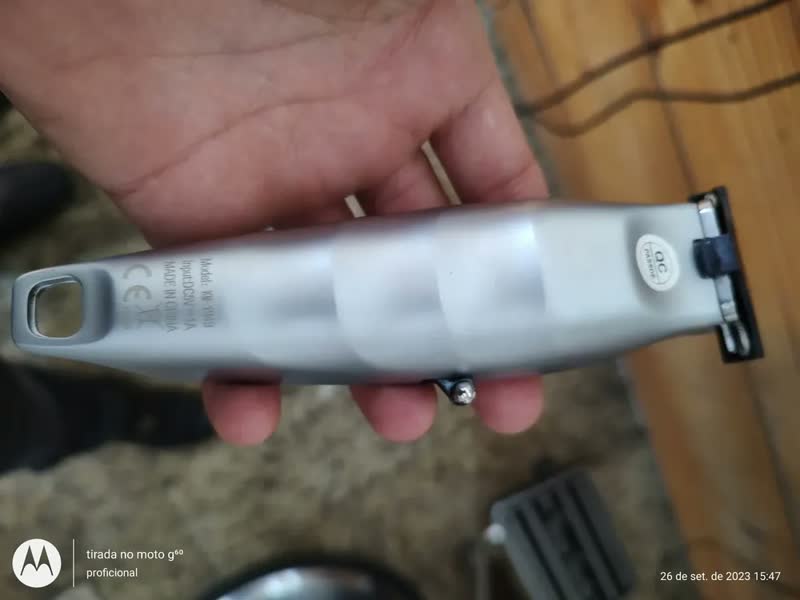 foto de Máquina de Cortar Cabelo Kemei KM-1949 Sem Fio Prateada