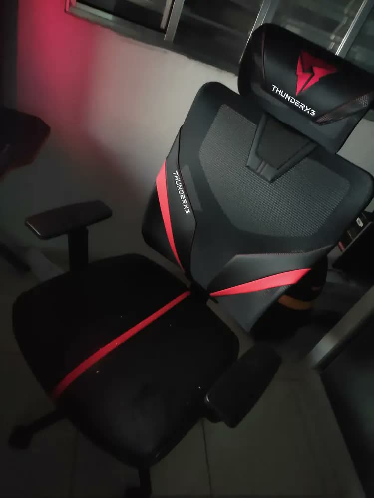 foto de Cadeira Ergonômica Gamer E Para Escritório ThunderX3 Yama1 Preta Com Tela Mesh