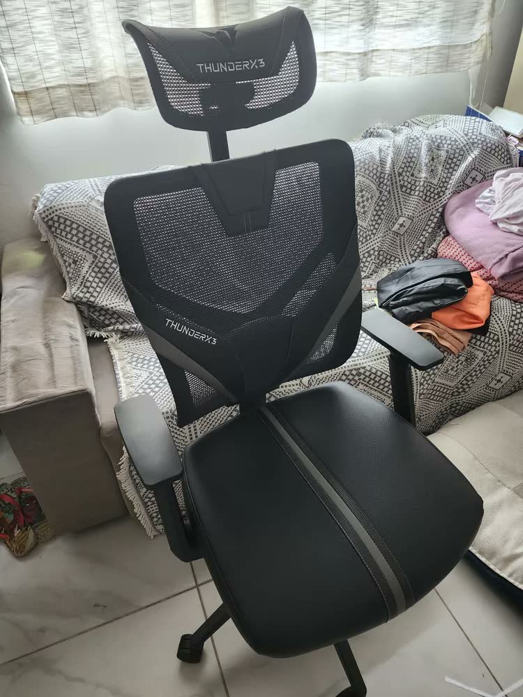 foto de Cadeira Gamer ThunderX3 YAMA1 Preta Vermelha Ergonômica c/ Encosto Reclinável