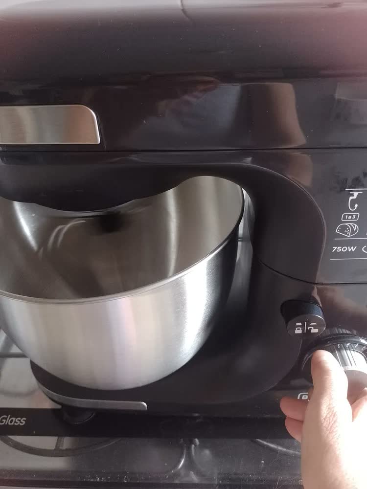 foto de Batedeira Planetária Orbitale Black Decker, Modelo PLAN2000P, com 8 velocidades, Capacidade para Até 5 Litros, Batedor em Inox, Potência 750W