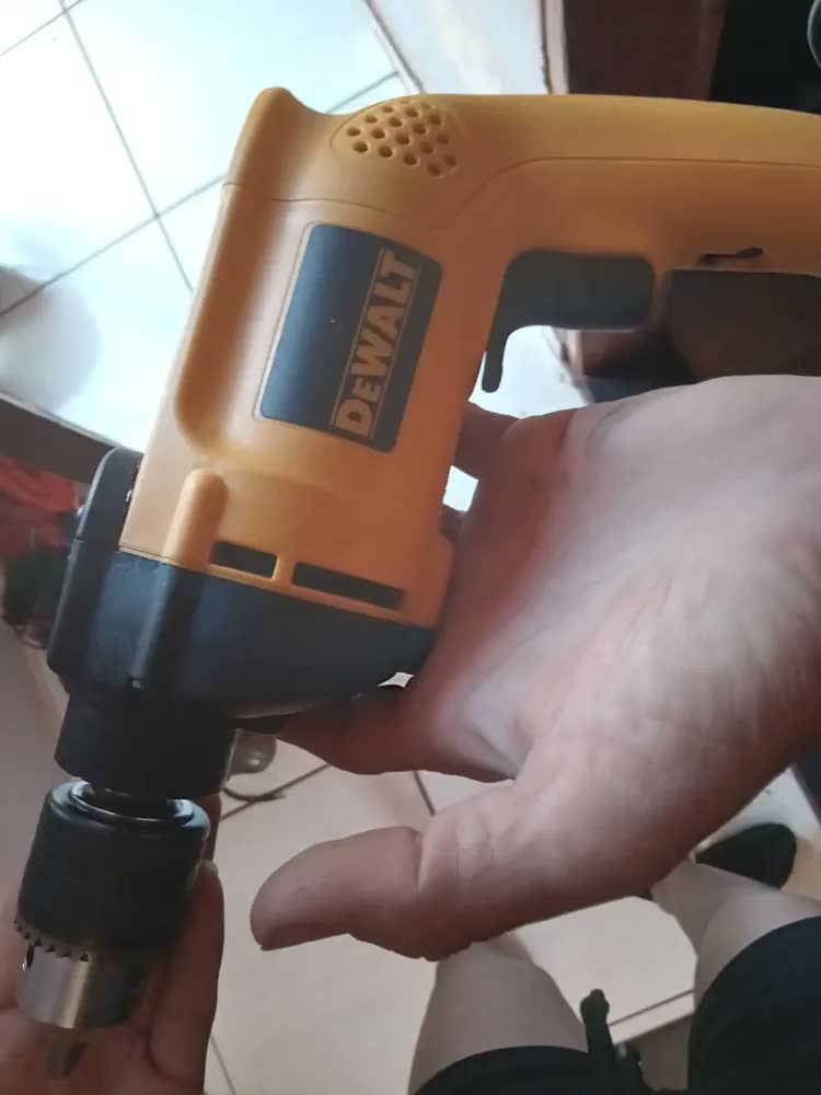 foto de Furadeira de Impacto 13mm Dewalt Modelo DW508S Potência 800W