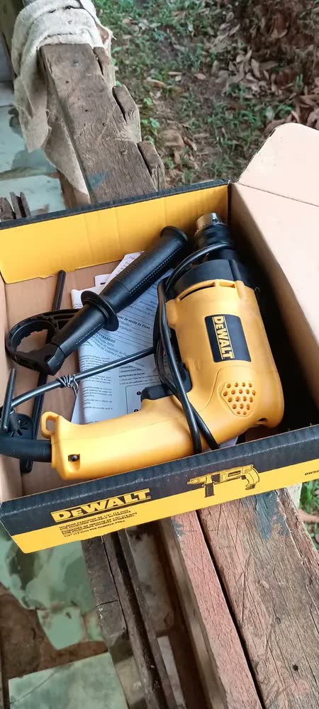 foto de Furadeira de Impacto 13mm Dewalt Modelo DW508S Potência 800W