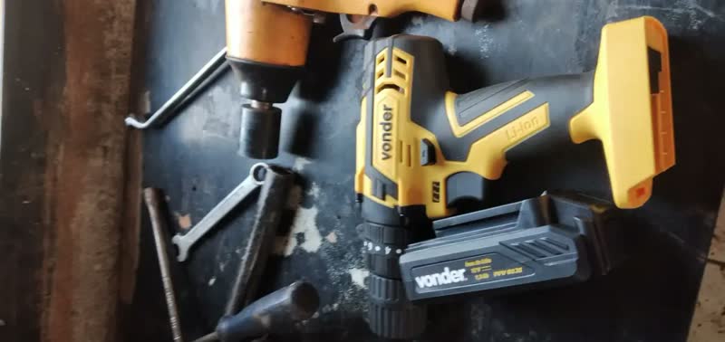 foto de Parafusadeira Furadeira Com Impacto a Bateria Pfv012i Vonder Cor Amarelo Frequência 50 Hz/60 Hz