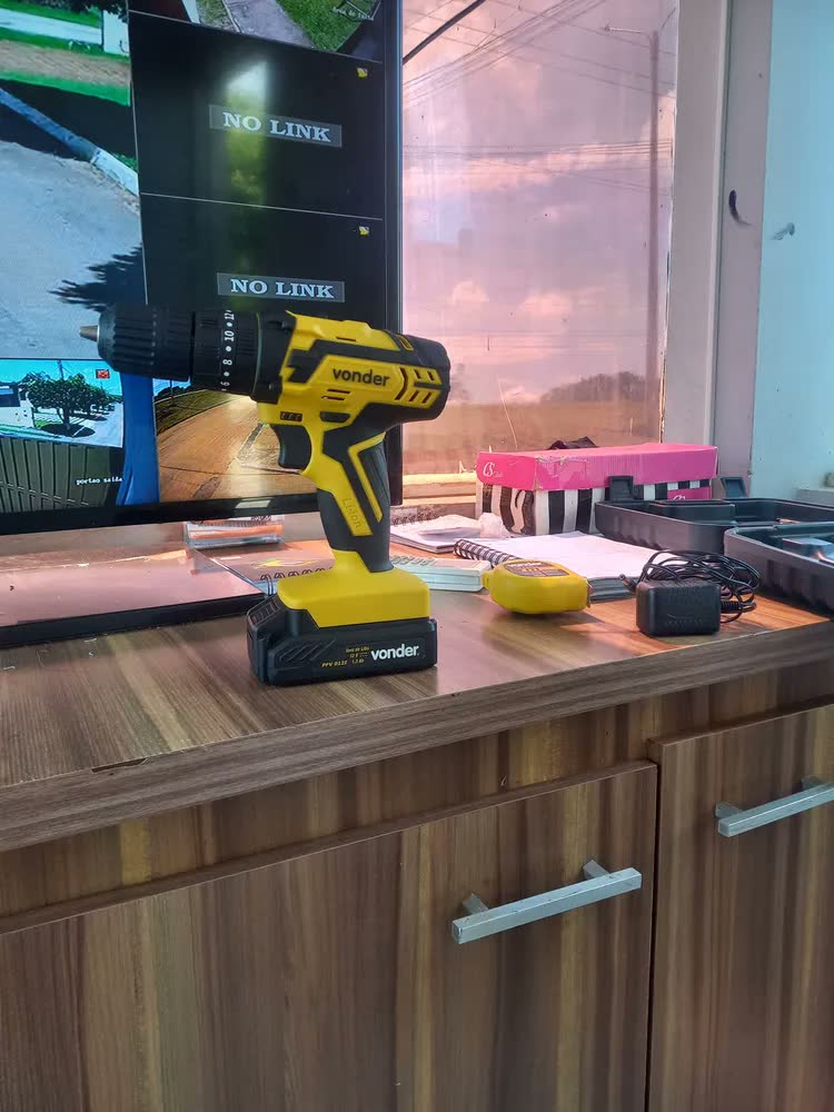 foto de Parafusadeira Furadeira Com Impacto a Bateria Pfv012i Vonder Cor Amarelo Frequência 50 Hz/60 Hz