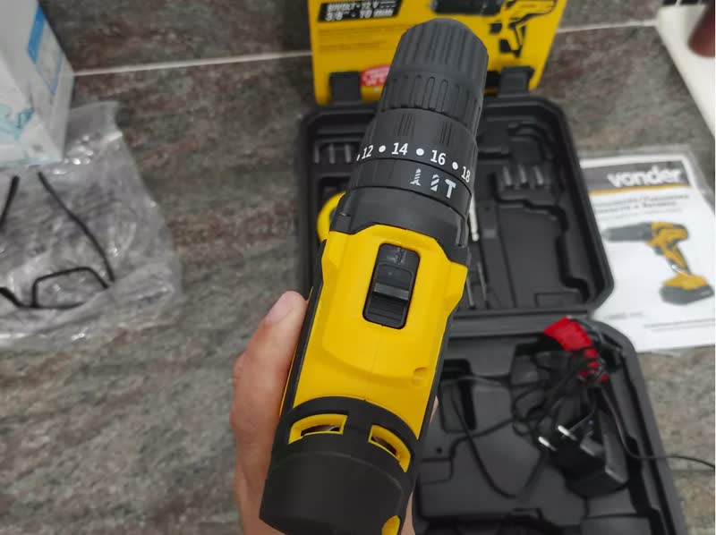 foto de Parafusadeira Furadeira Com Impacto a Bateria Pfv012i Vonder Cor Amarelo Frequência 50 Hz/60 Hz