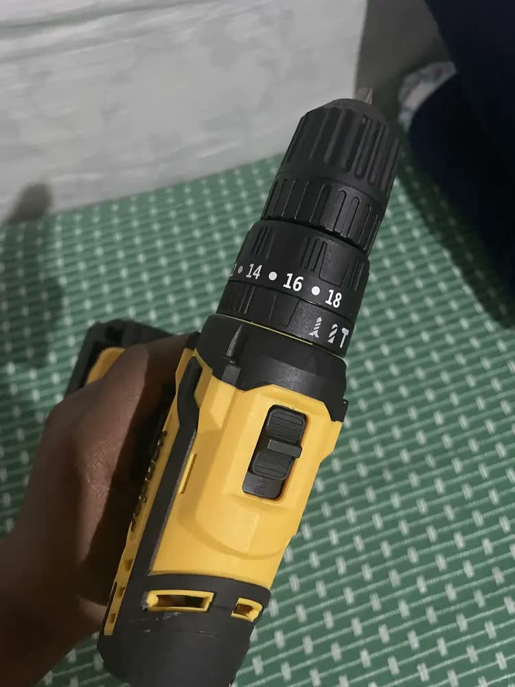 foto de Parafusadeira Furadeira Com Impacto a Bateria Pfv012i Vonder Cor Amarelo Frequência 50 Hz/60 Hz