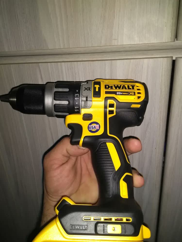 foto de Parafusadeira e Furadeira de Impacto à Bateria 13mm Dewalt Modelo DCD796B Sem Bateria