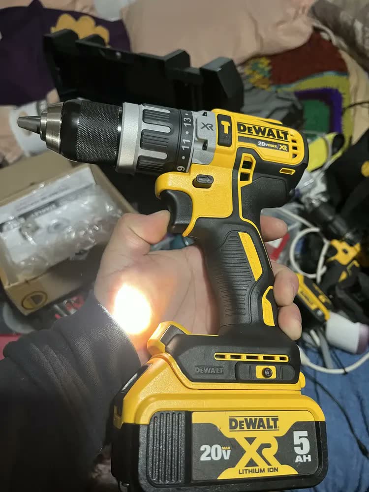 foto de Parafusadeira e Furadeira de Impacto à Bateria 13mm Dewalt Modelo DCD796B Sem Bateria