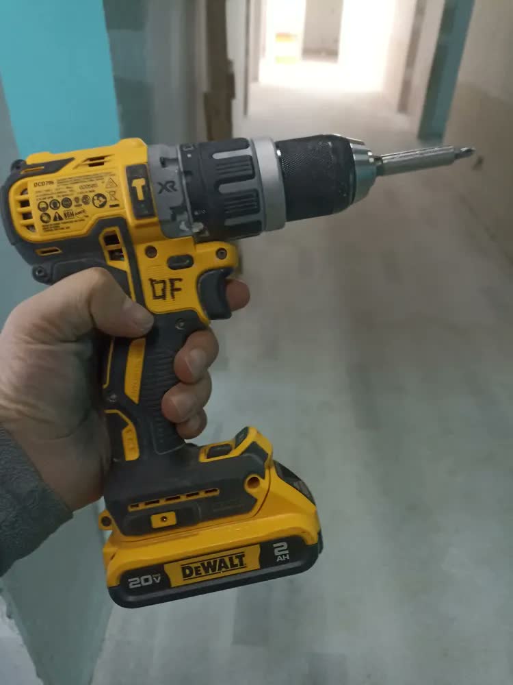 foto de Parafusadeira e Furadeira de Impacto à Bateria 13mm Dewalt Modelo DCD796B Sem Bateria