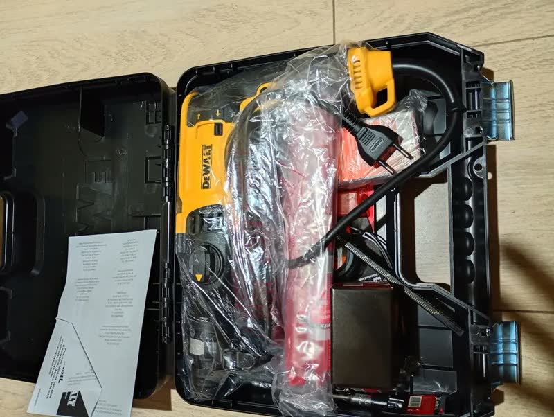 foto de Martelete Furadeira Impacto D25133k 800w Dewalt C/ Kit Broca