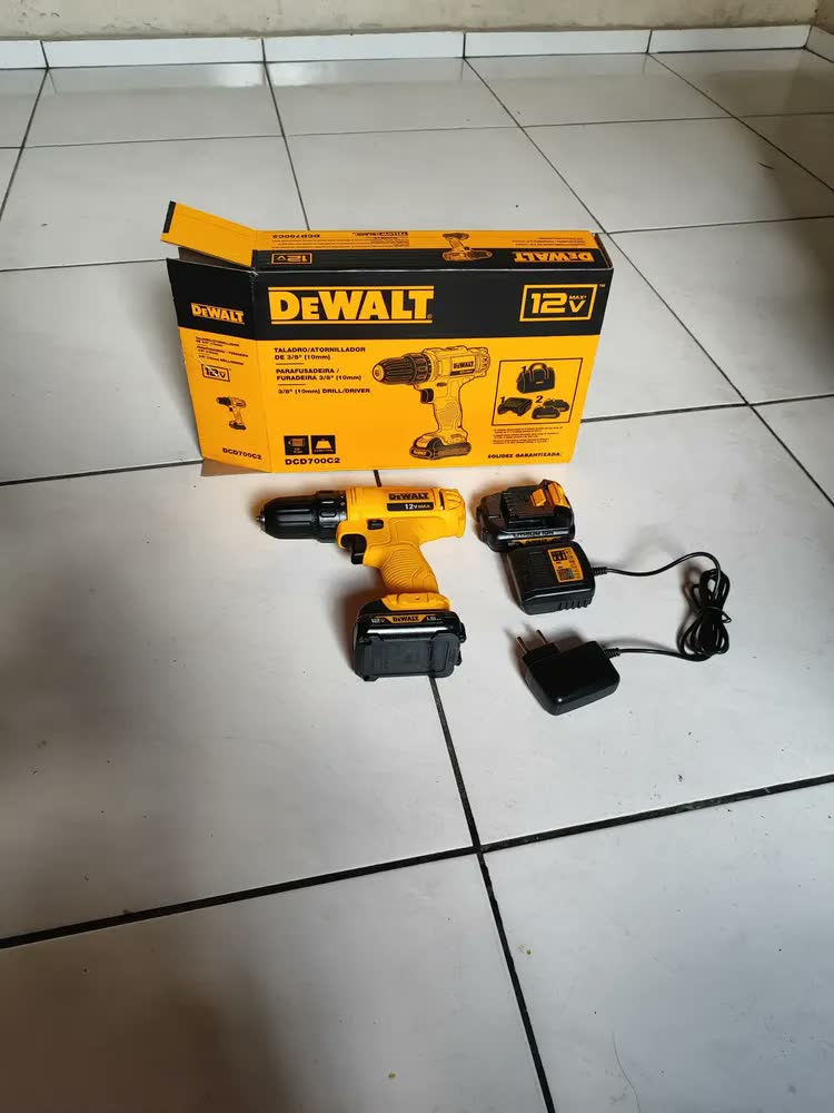 foto de Furadeira e Parafusadeira 10mm Dewalt Modelo DCD700C2 Com 2 Baterias 1 Carregador
