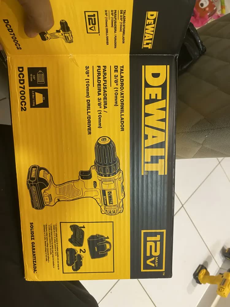 foto de Furadeira e Parafusadeira 10mm Dewalt Modelo DCD700C2 Com 2 Baterias 1 Carregador