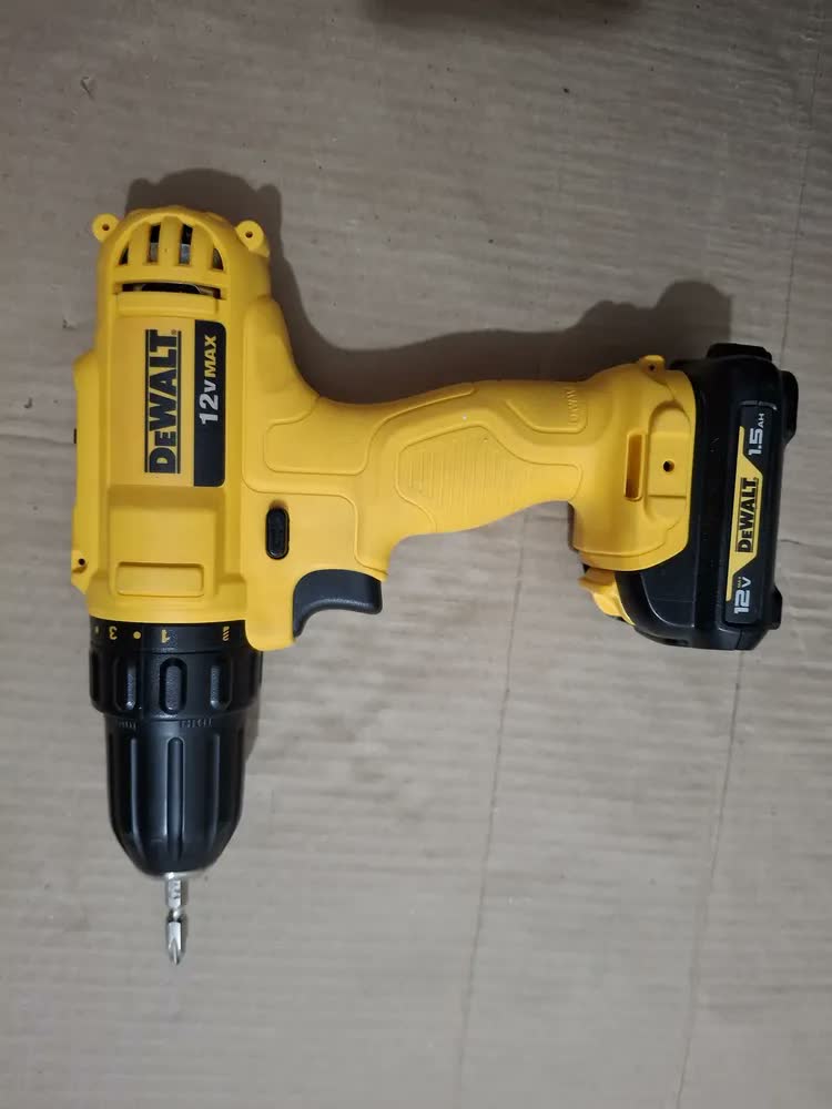 foto de Furadeira e Parafusadeira Dewalt Modelo DCD700LC1 Acompanha 1 Bateria e 1 Carregador