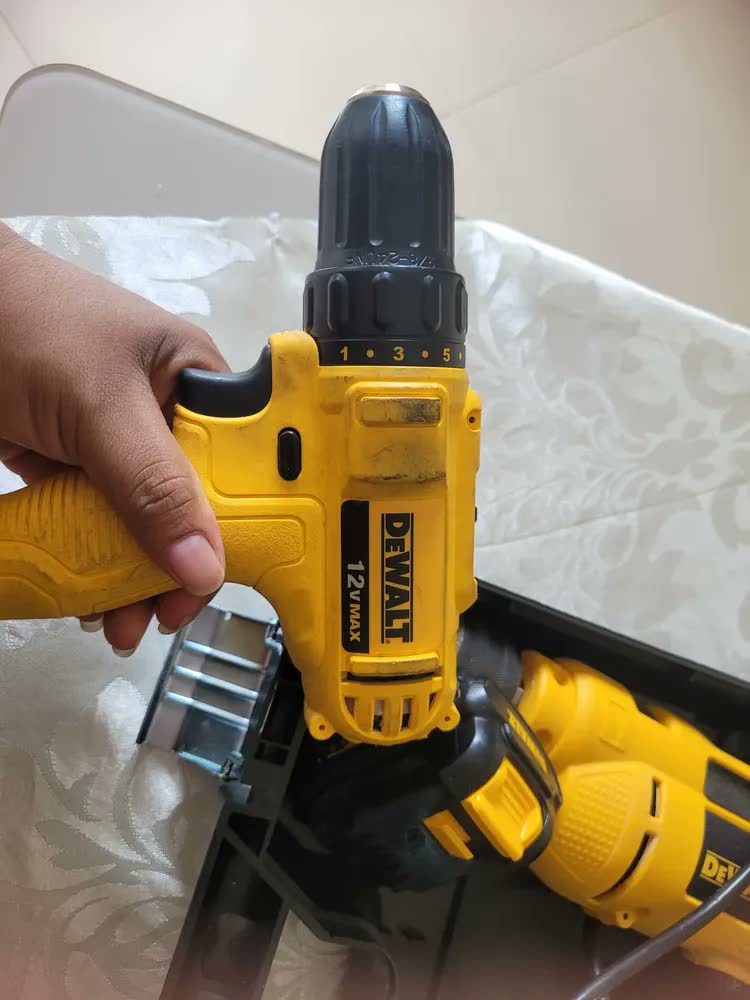 foto de Furadeira e Parafusadeira Dewalt Modelo DCD700LC1 Acompanha 1 Bateria e 1 Carregador