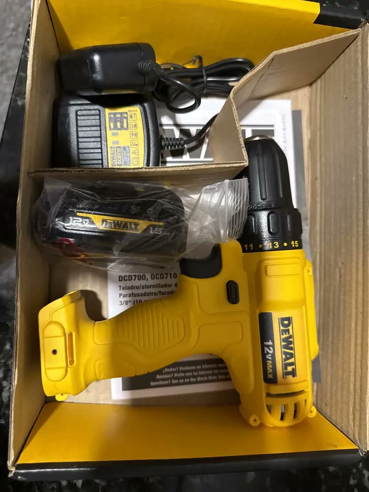foto de Furadeira e Parafusadeira Dewalt Modelo DCD700LC1 Acompanha 1 Bateria e 1 Carregador