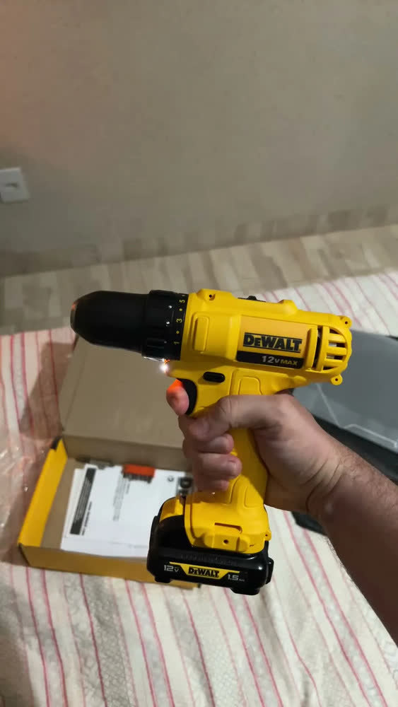 foto de Furadeira e Parafusadeira Dewalt Modelo DCD700LC1 Acompanha 1 Bateria e 1 Carregador