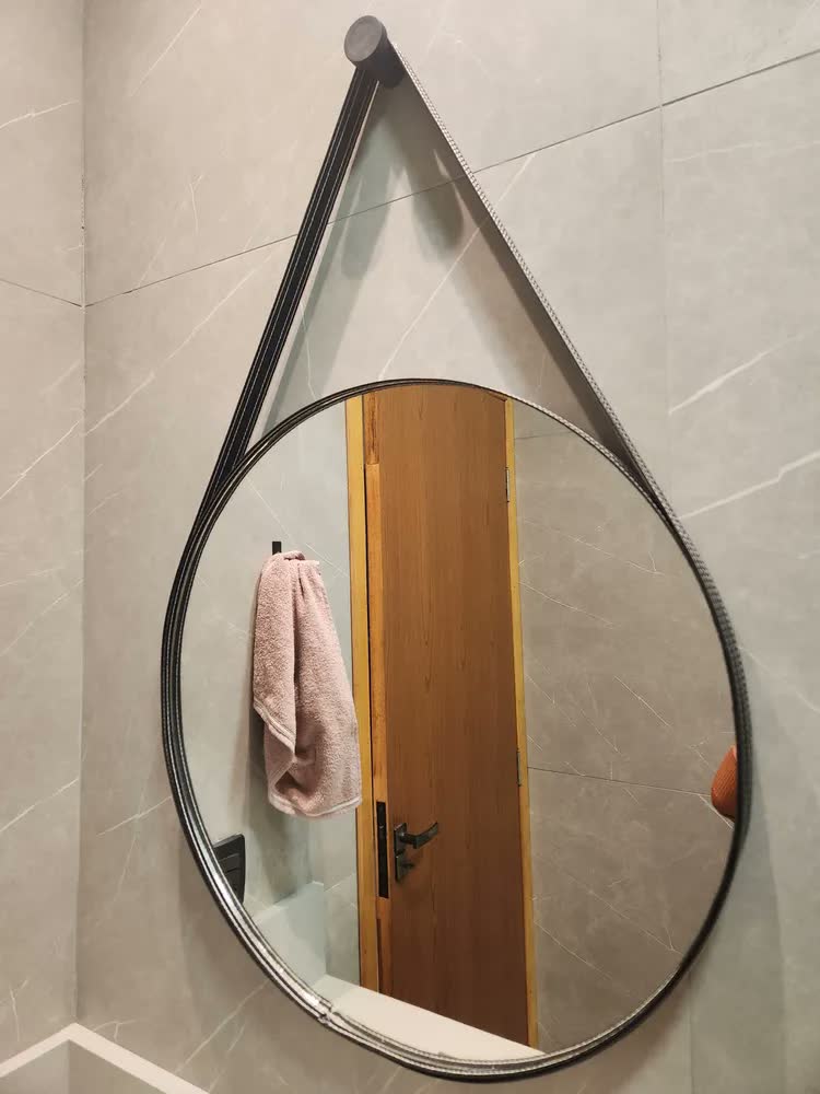 foto de Espelho De Banheiro Decorativo Redondo 60cm C/ Alça De Couro