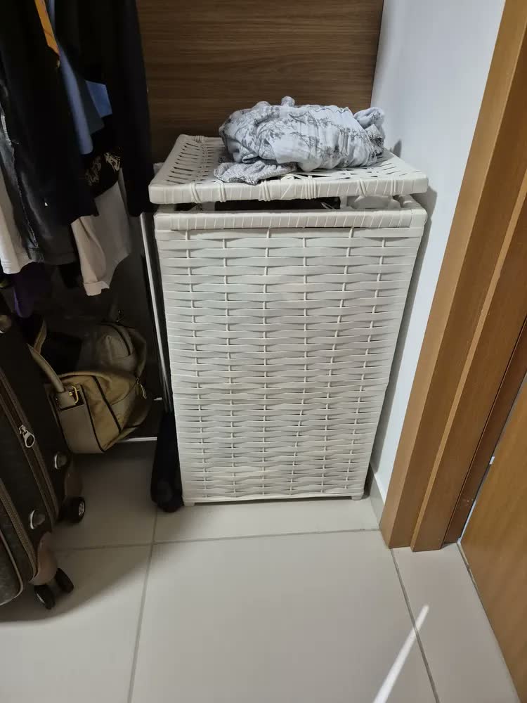 foto de Roupeiro Cesto P/roupa Suja Fibra Sintética 100lts 40x40x70
