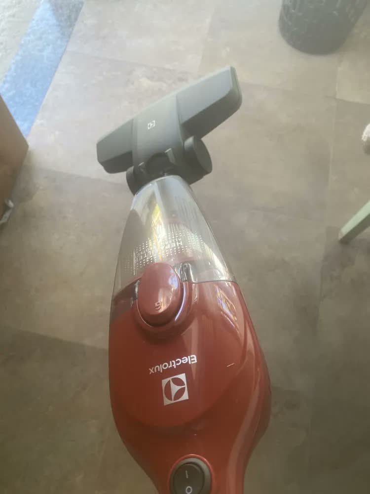 foto de Aspirador De Pó Vertical Com Fio Portátil De Mão 2 Em 1 1100W De Potencia Com Cabo Elétrico De 5 Metros E 1,2 Litros De Capacidade Com Filtro Hepa Electrolux STK13 Vermelho