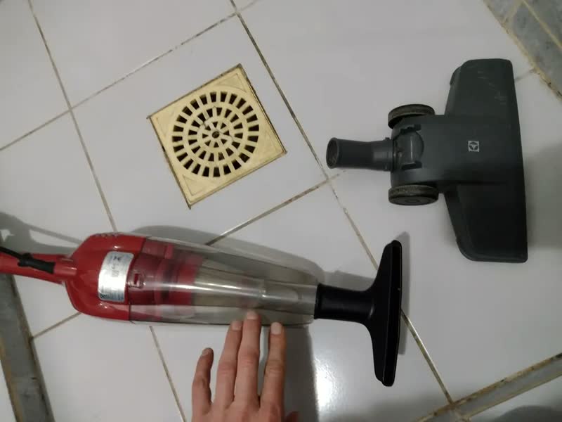 foto de Aspirador De Pó Vertical Com Fio Portátil De Mão 2 Em 1 1100W De Potencia Com Cabo Elétrico De 5 Metros E 1,2 Litros De Capacidade Com Filtro Hepa Electrolux STK13 Vermelho