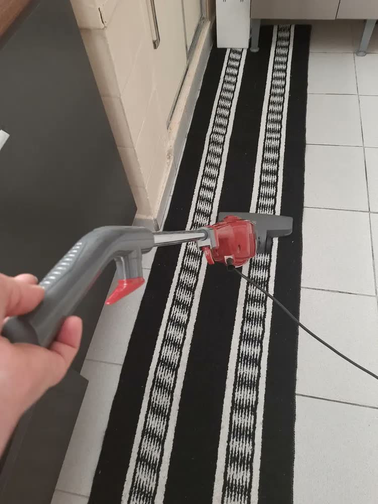 foto de Aspirador De Pó Vertical Com Fio Portátil De Mão 2 Em 1 1100W De Potencia Com Cabo Elétrico De 5 Metros E 1,2 Litros De Capacidade Com Filtro Hepa Electrolux STK13 Vermelho