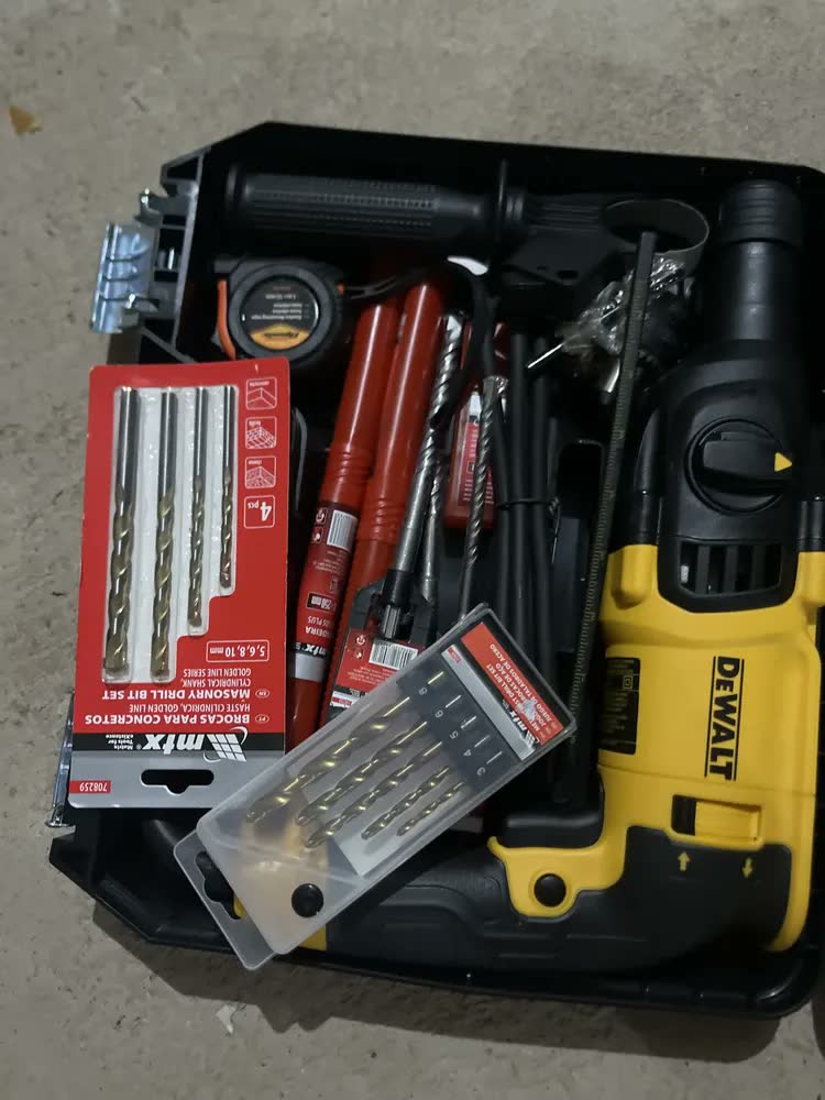 foto de Martelete Furadeira Impacto D25133k 800w Dewalt C/ Mega Kit