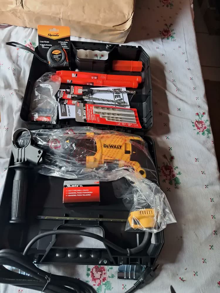 foto de Martelete Furadeira Impacto D25133k Dewalt + Mega Kit Broca