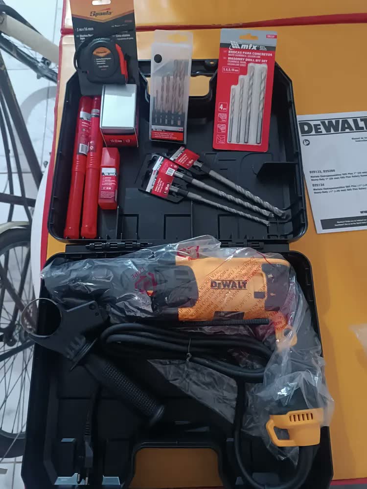 foto de Martelete Furadeira Impacto D25133k Dewalt + Mega Kit Broca