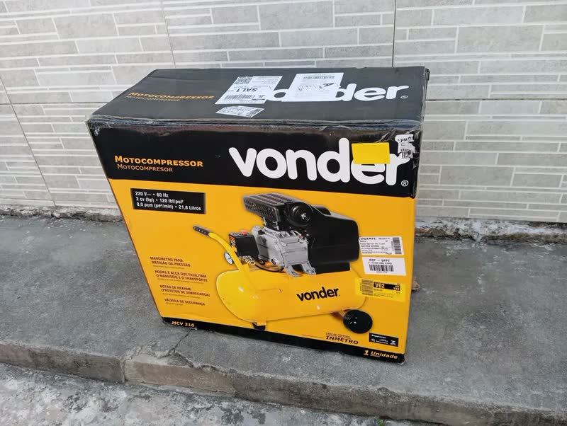 foto de Motocompressor De Ar 8 Pcm 21 Litros Mcv216 Vonder Cor Amarelo Fase elétrica Monofásica Frequência 60 Hz
