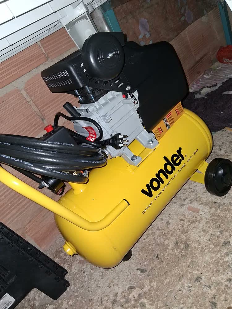 foto de Motocompressor De Ar 8 Pcm 21 Litros Mcv216 Vonder Cor Amarelo Fase elétrica Monofásica Frequência 60 Hz