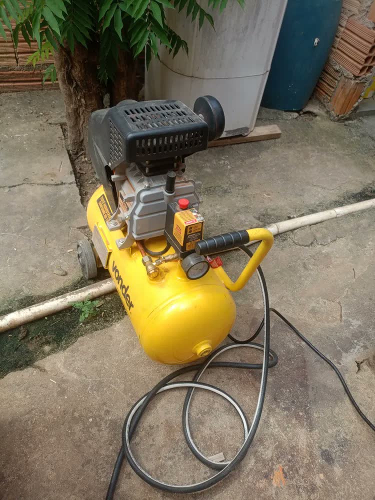 foto de Motocompressor De Ar 8 Pcm 21 Litros Mcv216 Vonder Cor Amarelo Fase elétrica Monofásica Frequência 60 Hz