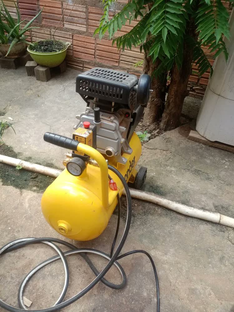 foto de Motocompressor De Ar 8 Pcm 21 Litros Mcv216 Vonder Cor Amarelo Fase elétrica Monofásica Frequência 60 Hz