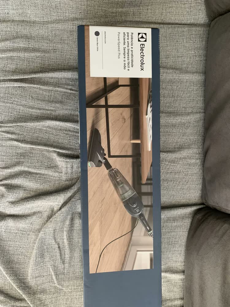 foto de Aspirador pó vertical Electrolux 1450W STK14 cabo 5m portátil de mão 2 em 1 potente capacidade 1,6L filtro HEPA Azul Denim
