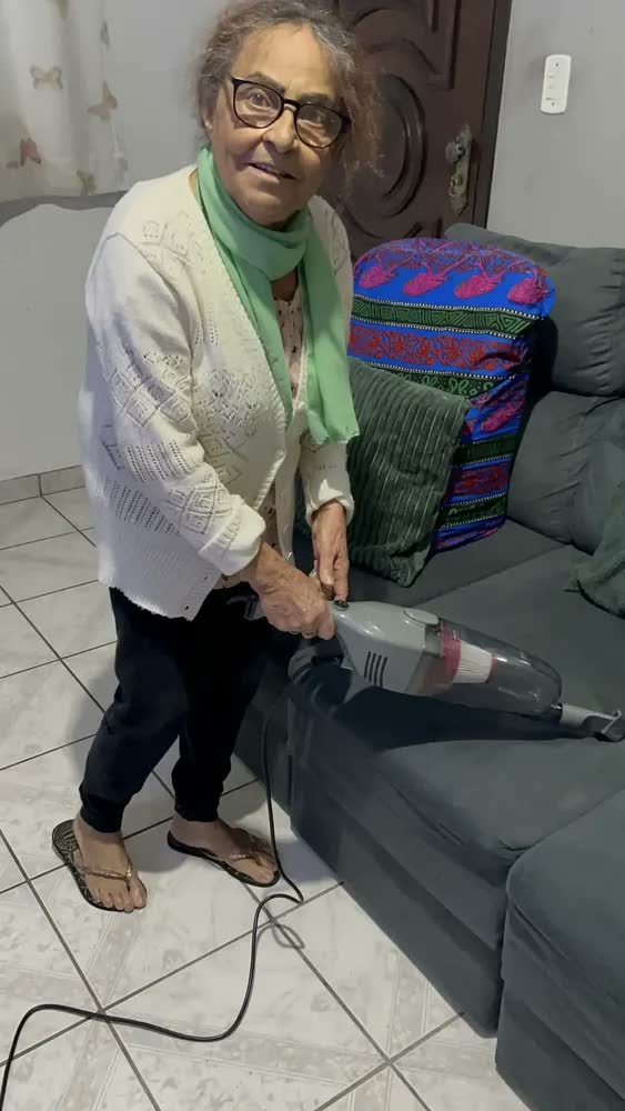 foto de Aspirador de Pó Vertical Electrolux 1450W STK15 com Fio Portátil de Mão 2 em 1 e 1,6 Litros de capacidade com Filtro Hepa Cinza-escuro