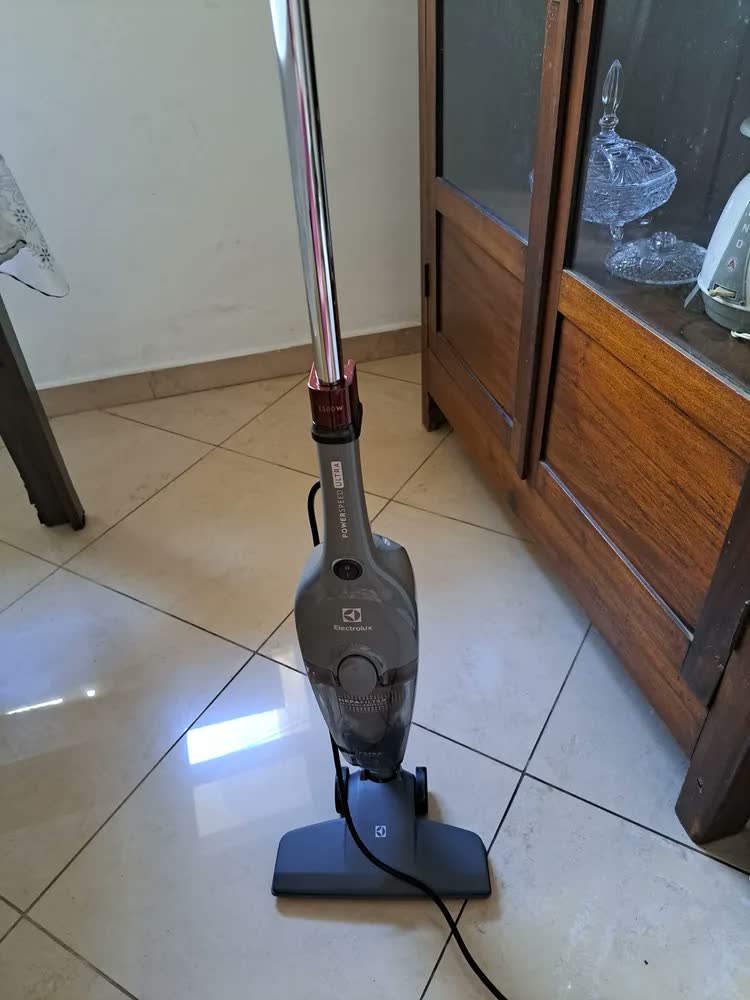 foto de Aspirador de Pó Vertical Electrolux 1450W STK15 com Fio Portátil de Mão 2 em 1 e 1,6 Litros de capacidade com Filtro Hepa Cinza-escuro